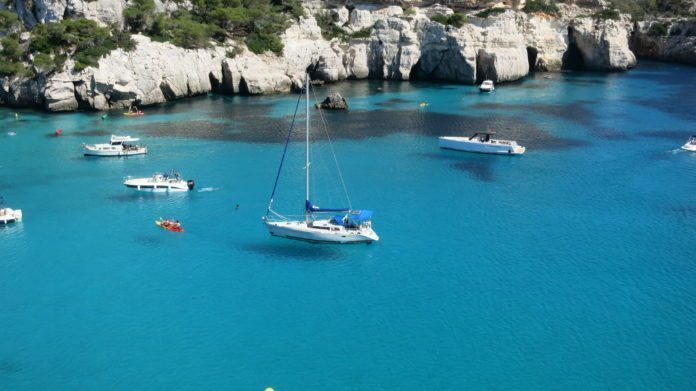 Boote in der Bucht Cala Macarella, Menorca