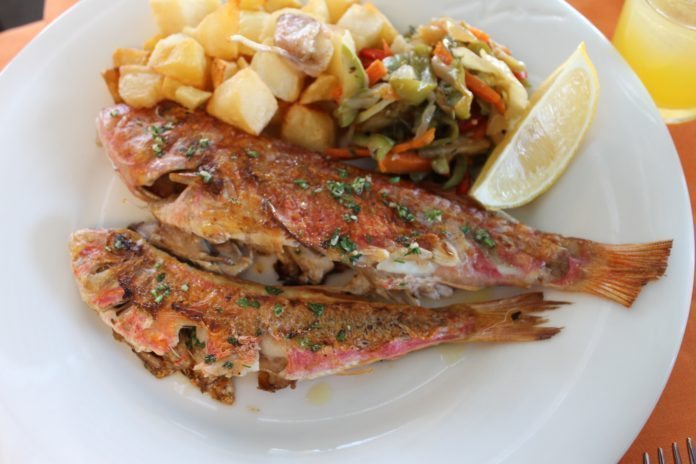 Frischen Fisch in einem der Restaurants von Menorca zu essen - wunderbar!