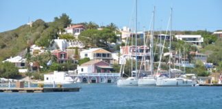 Mahón (Maó) – die Hauptstadt Blick vom Wasser auf Mahon, Menorca