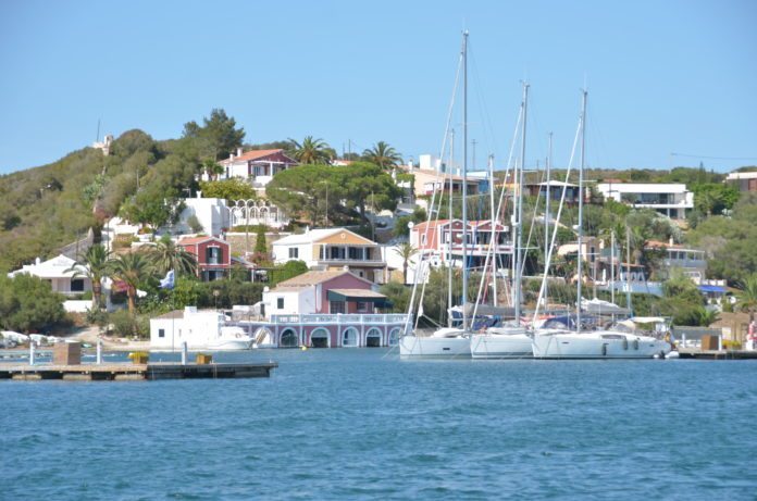 Blick vom Wasser auf Mahon, Menorca