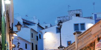 Shopping auf Menorca Schöne Souvenirs aus Menorca findet man beim Bummeln durch die Gassen der Altstadt auf Mahon und Ciutadella.