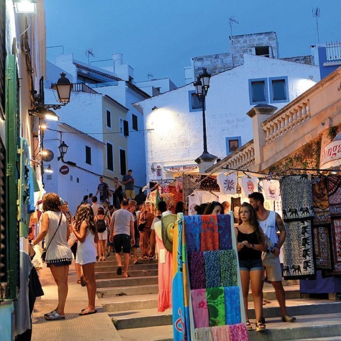 Shopping auf Menorca Schöne Souvenirs aus Menorca findet man beim Bummeln durch die Gassen der Altstadt auf Mahon und Ciutadella.