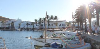 Fornells – Windsurfen, Langusten und einsame Strände Der Fischerhafen in Fornells mit schöner Uferpromenade und vielen Restaurants und Bars