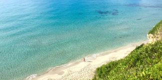 Die schönsten Strände auf Menorca Blick von oben auf den Strand von Cala Escorxada, Menorca