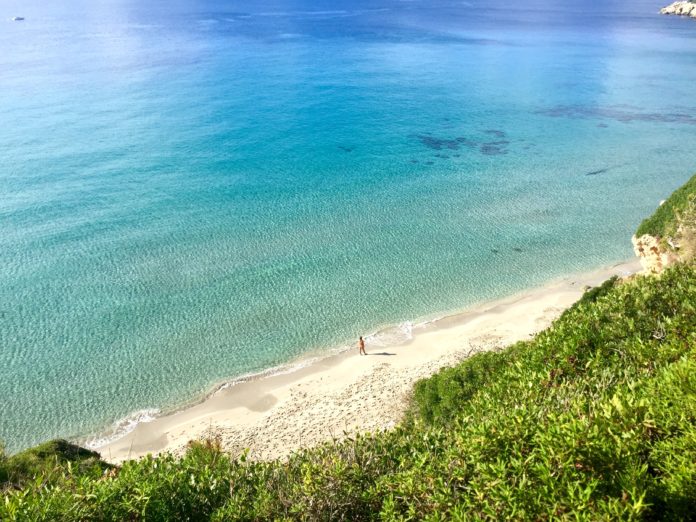 Blick von oben auf den Strand von Cala Escorxada, Menorca