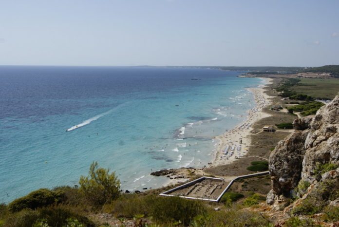 Panorama vom Strand und Klippen in Son Bou, Menorca