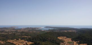 Ferreries – Die höchstgelegene Gemeinde Menorcas Panorama von Meer und Landschaft vom Monte El Toro, Menorca