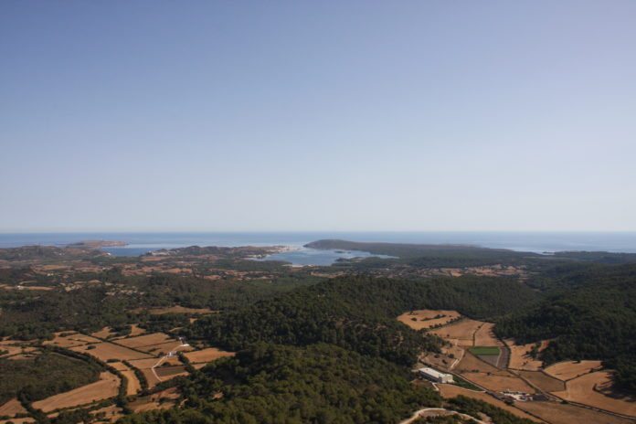 Panorama von Meer und Landschaft vom Monte El Toro, Menorca