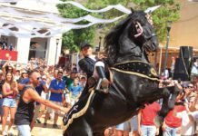 Festes de Sant Joan – Menorcas berühmtestes Fest Pferdeshow bei Festumzug, Kalmar, Menorca
