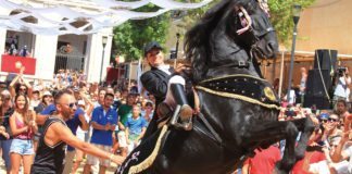 Festes de Sant Joan – Menorcas berühmtestes Fest Pferdeshow bei Festumzug, Kalmar, Menorca