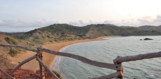 Playa de Cavalleria – Strand inmitten der Dünenlandschaft Blick von oben auf den Strand Platja de Cavalleria, Menorca