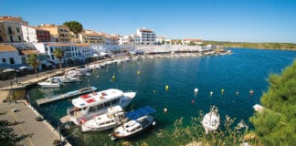 Es Castell – An der Bucht von Maó