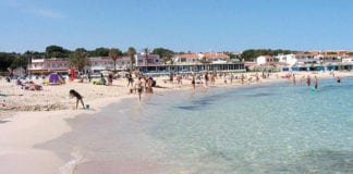 Punta Prima Strand – Familienfreundlicher Sandstrand im Südosten Menorcas